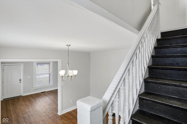 Building Photo - 512 N Beville Ave