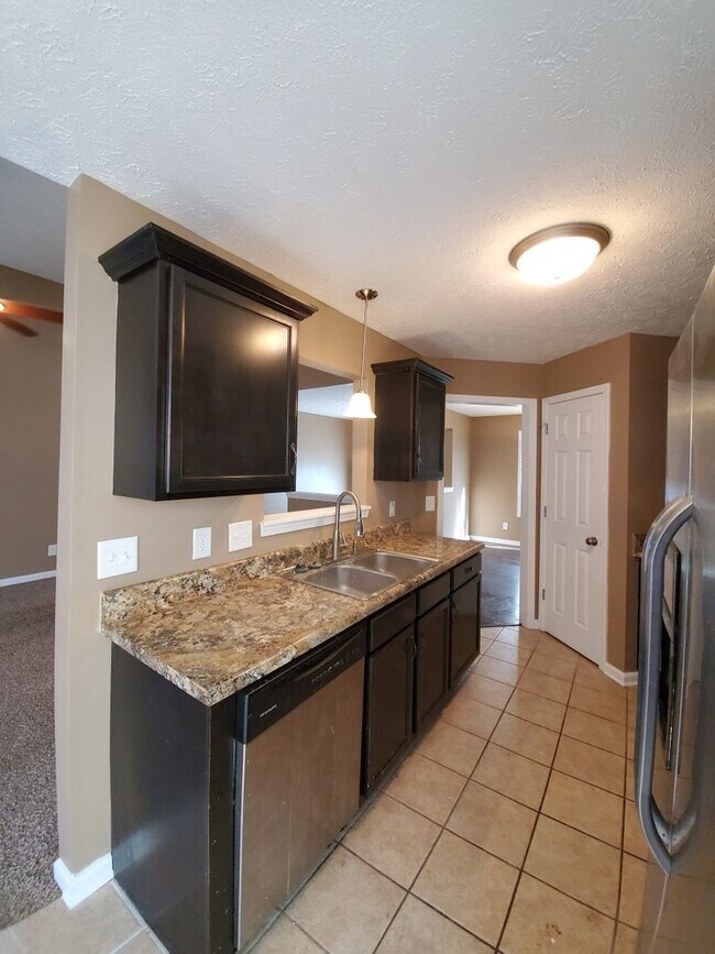 Building Photo - 5 Bedrooms 3 Bathroom Split Foyer