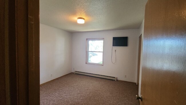 Building Photo - 2 Bedrooms, 1.5 Bathrooms with Attached Garage, Available Now!