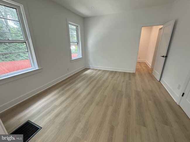 Building Photo - 37 Bank St