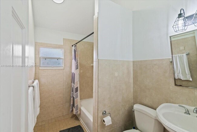 Building Photo - 8920 Crescent Dr