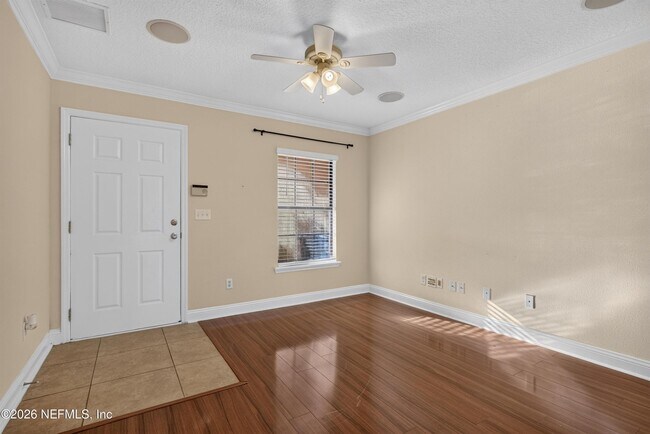 Building Photo - 353 Redwood Ln