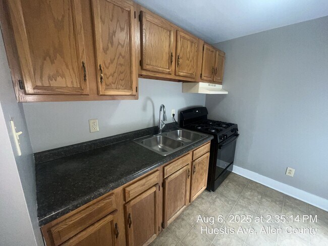 Building Photo - 828 Huestis Ave