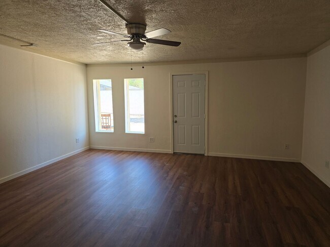 Building Photo - Beautiful 5 bedroom and 2 bath home in Pho...