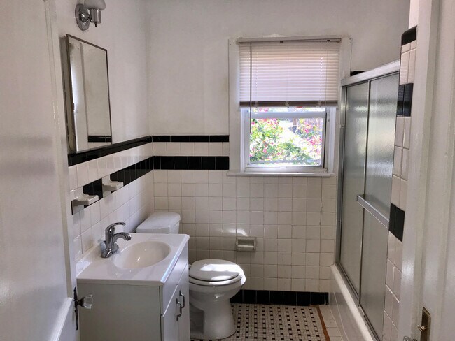 Building Photo - 4811 N Flagler Dr