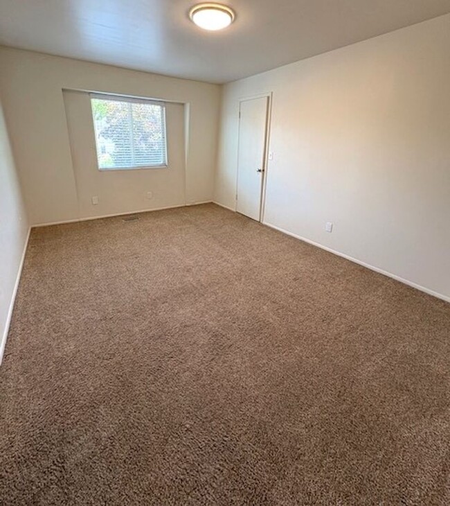 Building Photo - 2 Bedroom Apartment in Holladay!
