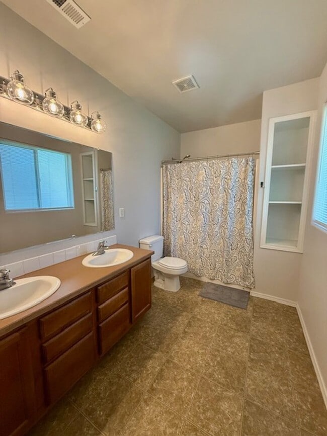 Building Photo - Charming Craftsman Home in SW Bend!