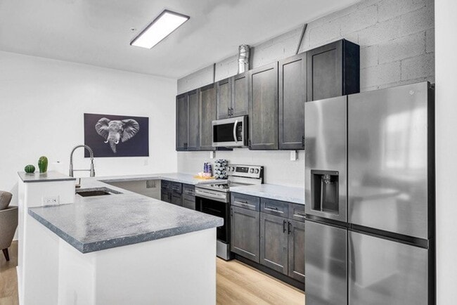 Building Photo - 834 S Farmer Ave