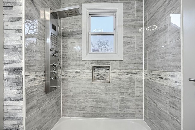 Building Photo - 4012 Fernhill Ave