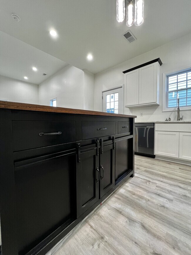 Building Photo - 947 Clark St