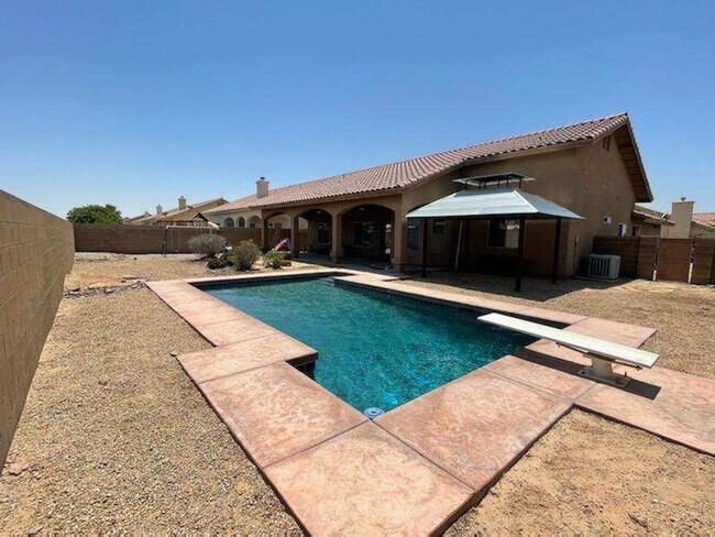 Building Photo - 4 BED POOL HOME!