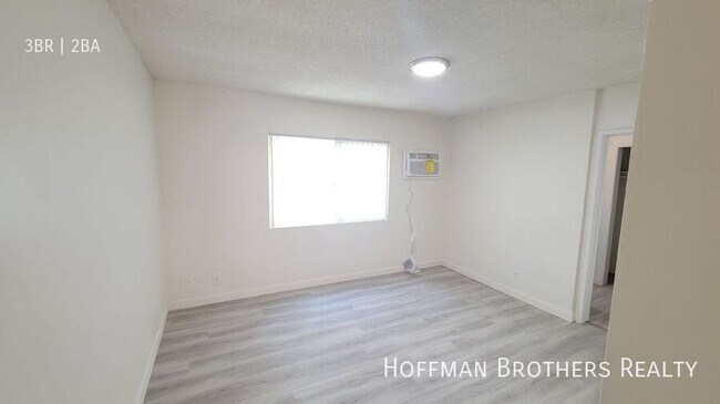Building Photo - 13113 Oxnard St