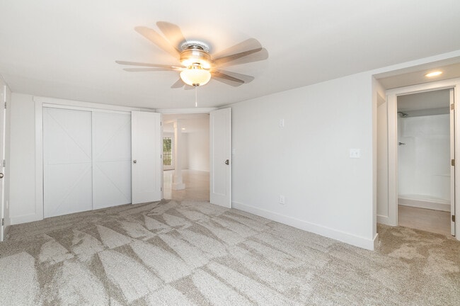 Building Photo - 828 Lemont Dr