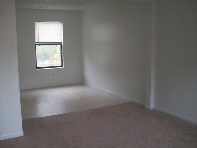 Building Photo - 2512 Elmwood Pkwy