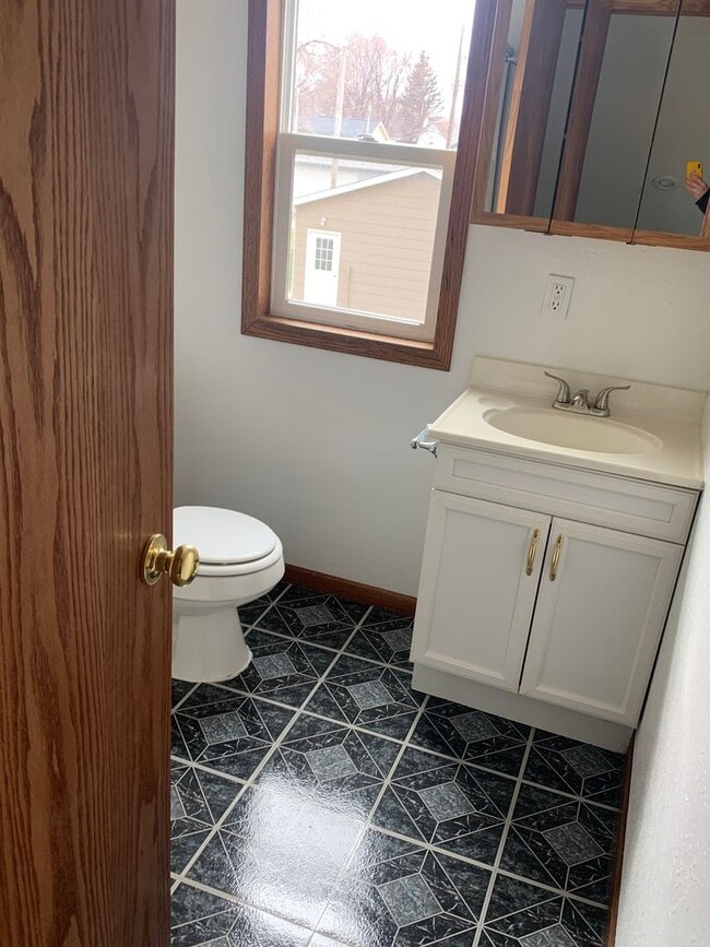 Building Photo - Spacious 3 Bedroom, 2 Bathroom Home near A...