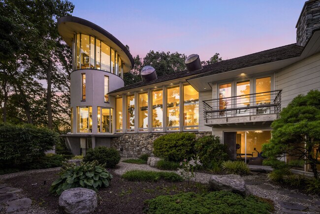 Building Photo - 11 Beachside Common