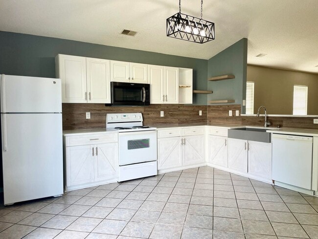 Building Photo - Lovely One Story Home