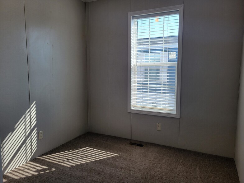 Building Photo - 38060 Leverette Ave