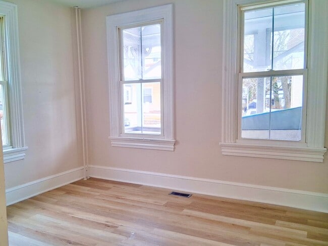 Building Photo - Updated 2 Bedroom Apartment FOR RENT in Bridgeton NJ $1350