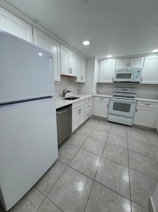 Building Photo - 5200 N Flagler Dr