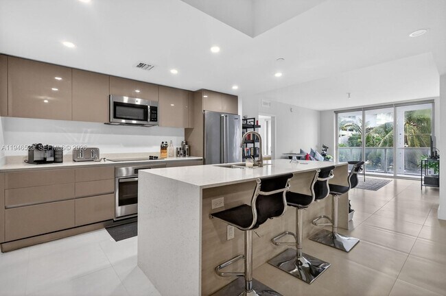 Building Photo - 13800 Highland Dr