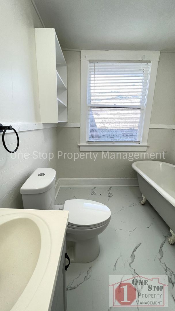 Building Photo - Beautiful 4 Bedroom 2 Bathroom Home in Kansas City!