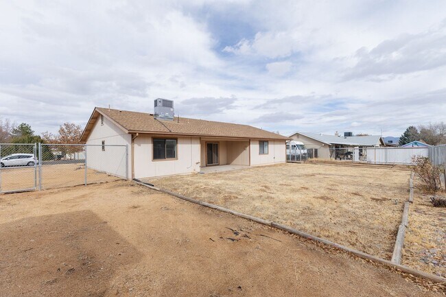 Building Photo - 3 bedroom 2 bathroom Ranch Style Home in Prescott Valley!