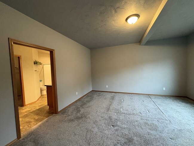 Building Photo - 348 Watercress St