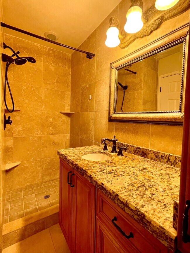 Building Photo - 2bd 2ba in a Great Community of Playa Vista