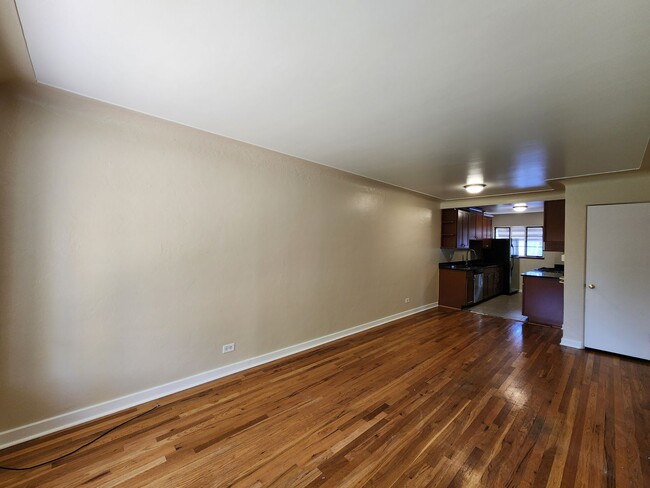 Building Photo - 2 Bed 1 Bath Unit In Great Location of Den...