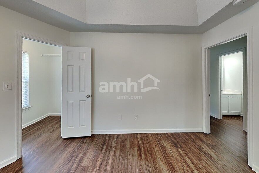 Building Photo - 1020 Ridgefield Cir