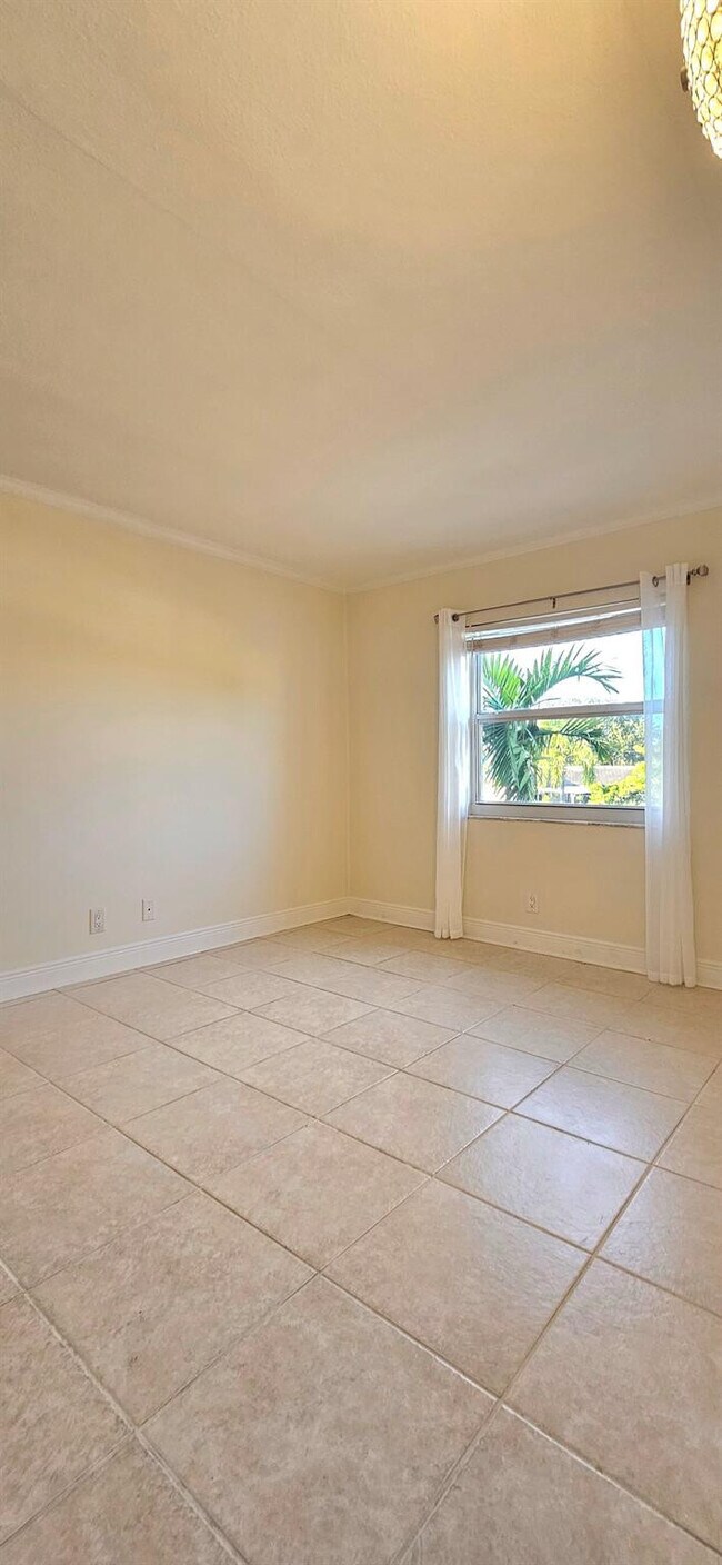 Building Photo - 2901 NE 51st St