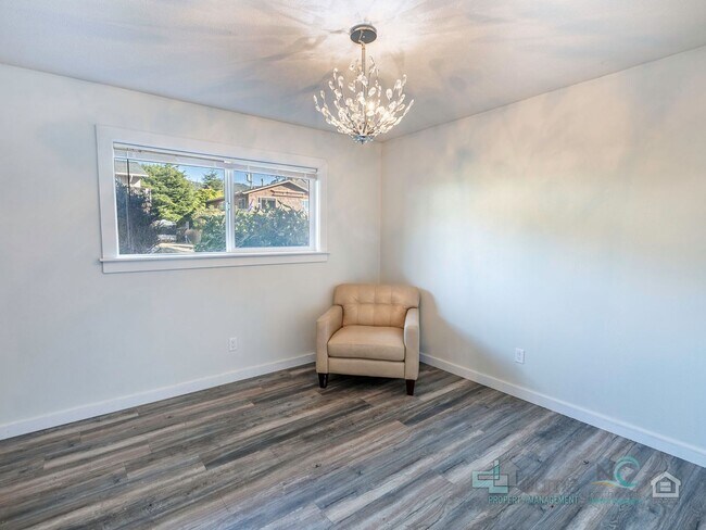 Building Photo - Spacious Single Family Home in Seaside!!!