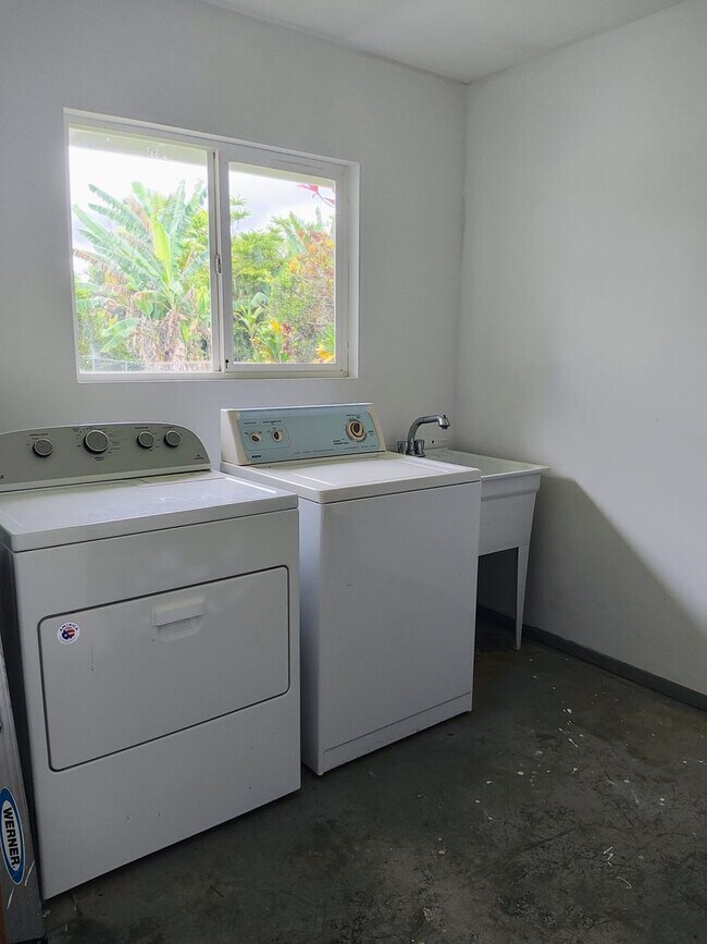 Building Photo - 3BR/2BA Home Near Hilo Hospital!