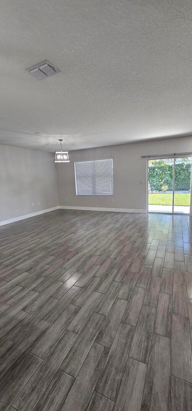 Building Photo - 1402 SW Bargello Ave