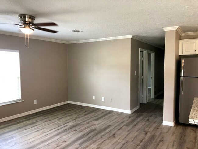 Building Photo - Room For Rent