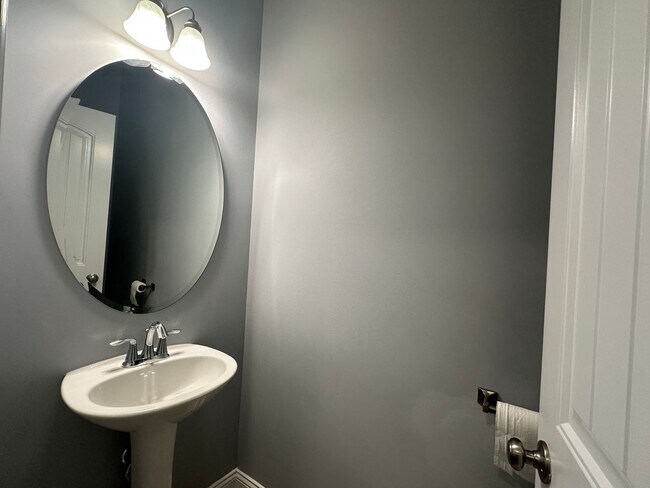 Building Photo - Awesome 4 Bedroom 2.5 Bath Home with Lots of space and a 2 Car Garage!