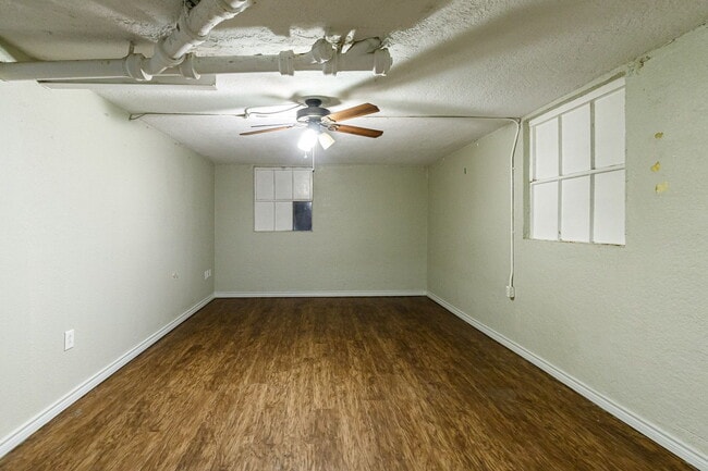 Building Photo - 3 bedroom less than 1 mile from Tech