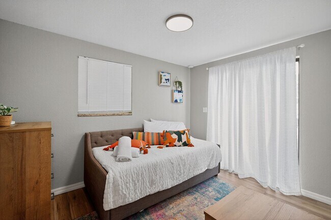 Building Photo - Discover lakeside living at its finest.