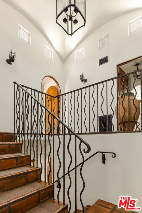 Building Photo - 1407 N Beverly Dr