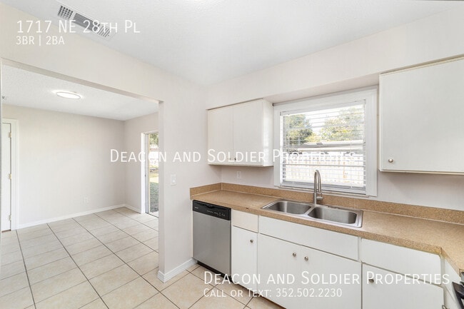 Building Photo - 1717 NE 28th Pl