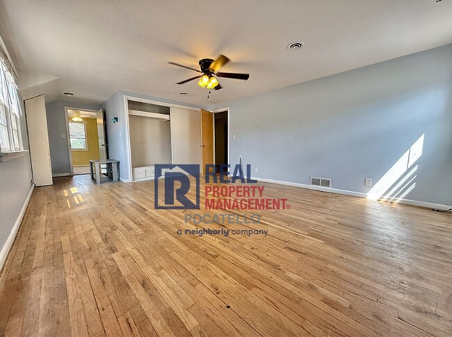 Building Photo - 1420/1422 E Elm St