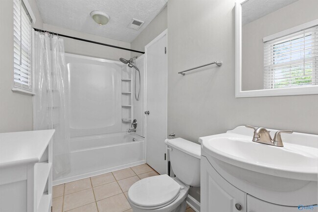 Building Photo - 2406 Yorkshire Dr SW