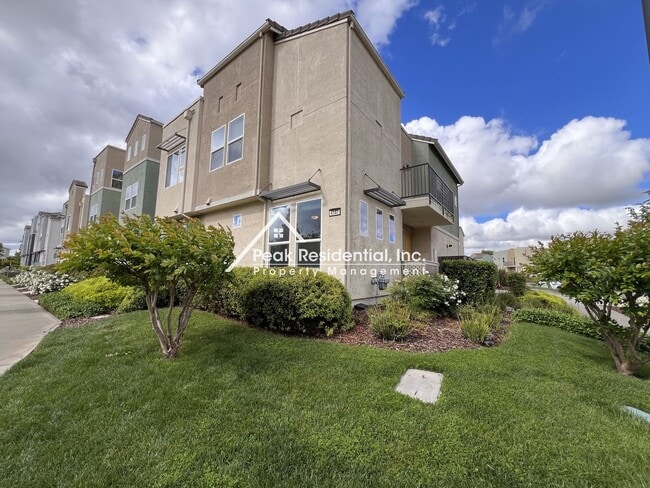 Building Photo - Updated 3bd/3ba North Natomas Townhouse