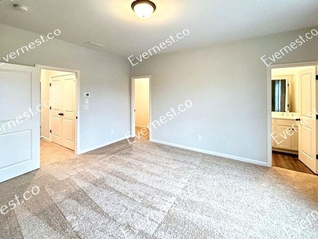 Building Photo - Spacious & Bright 3-Bedroom Townhome with ...