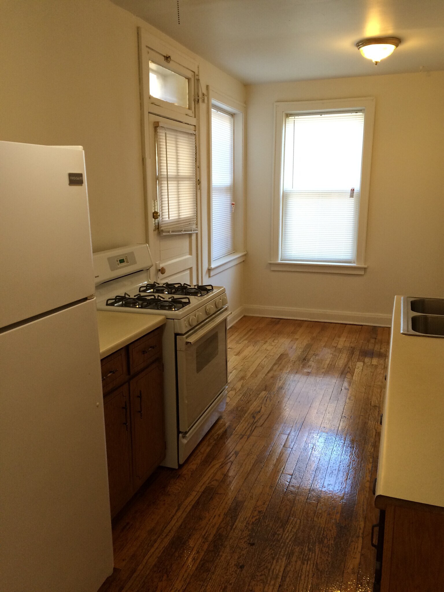 Sunny kitchen - 5201 N Latrobe Ave