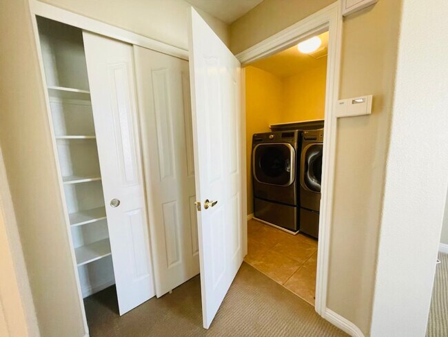 Building Photo - Tom Noon Condo