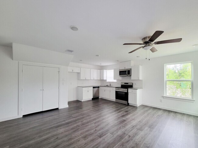 Building Photo - 8122 Sterlingshire St