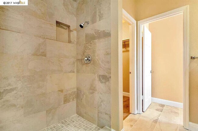 Building Photo - 4724 Cove Ln