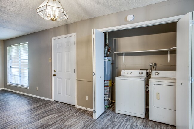 Building Photo - 607 Thrush Ave